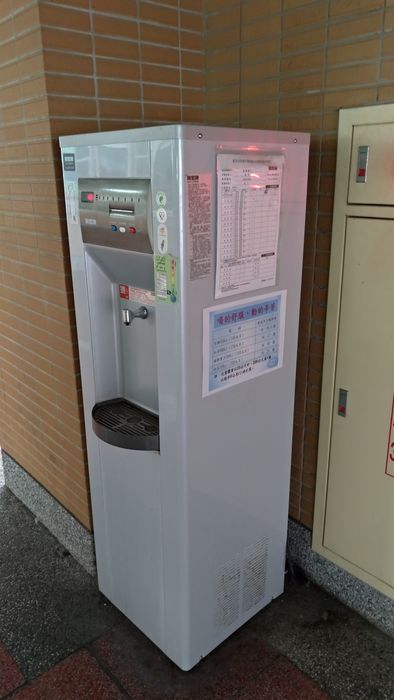 飲水機張貼標語